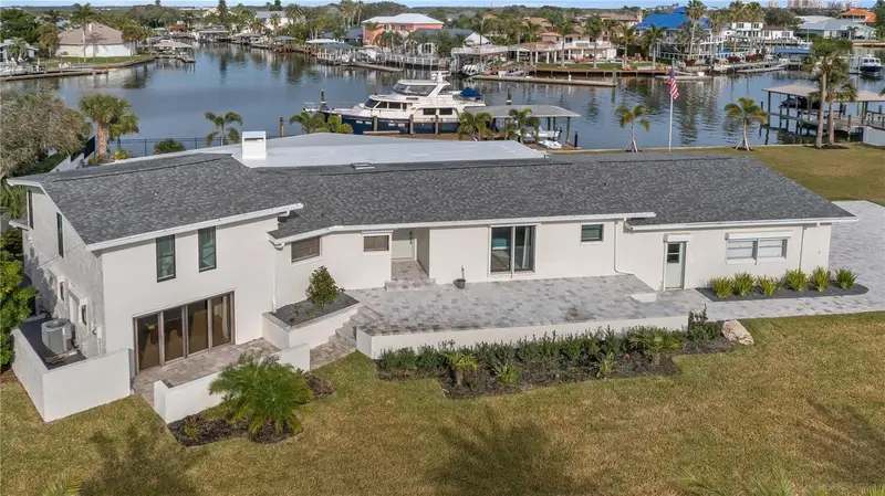 102 East Cir, FL
