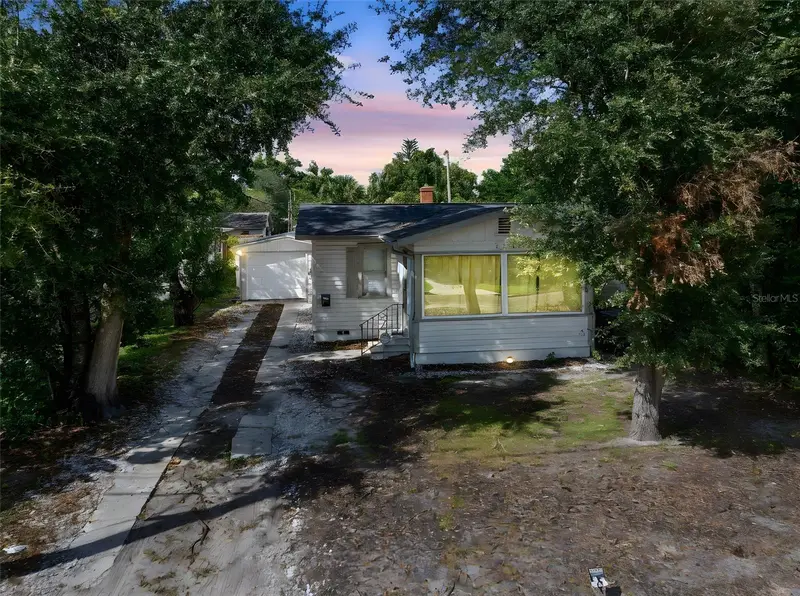 111 E King St, FL