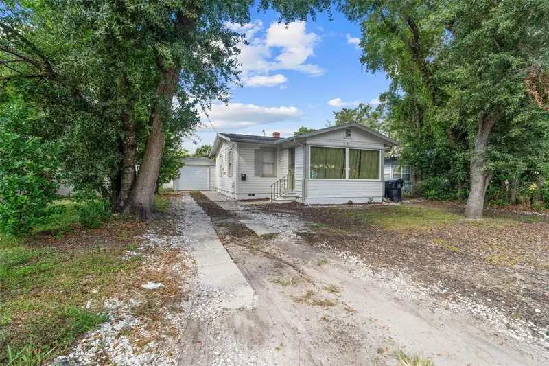111 E King St, FL
