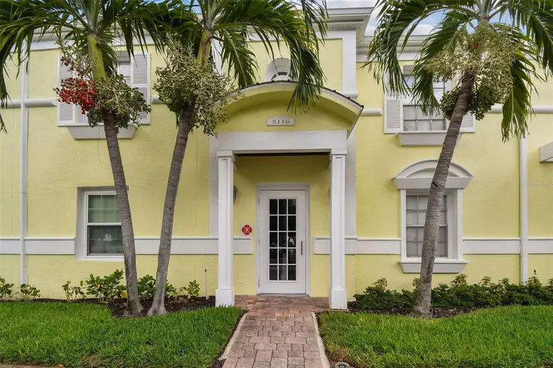 5116 Beach Dr Se #D, FL