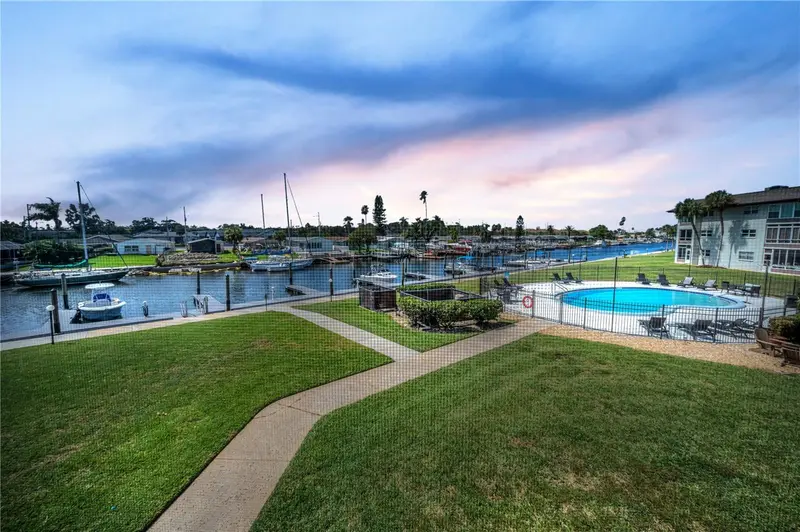 5157 Silent Loop #206, FL