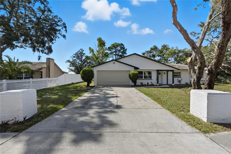 577 Waterfall Dr, FL
