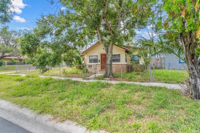 1745 44th St S, FL