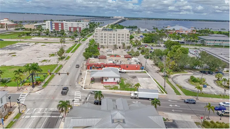140 Tamiami Trl, FL