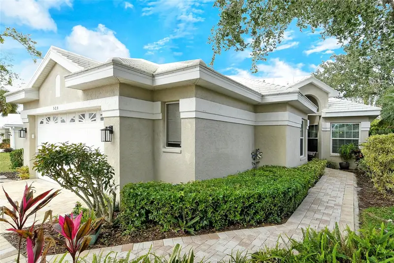 560 Fallbrook Dr, FL
