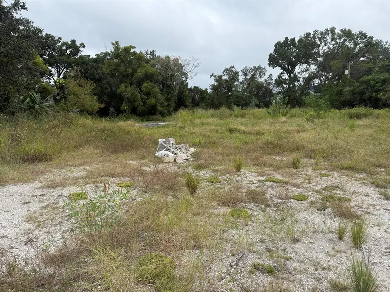 145 W Country Club Dr, FL