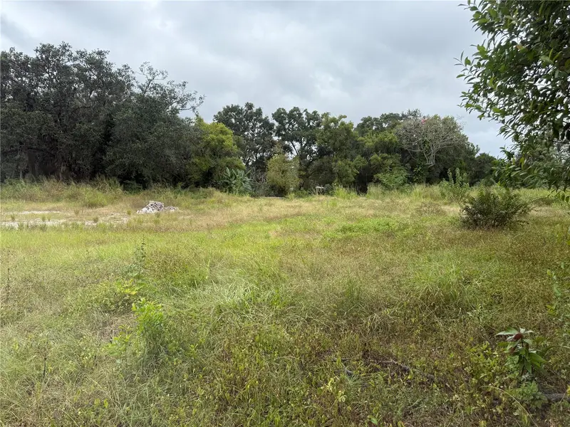 145 W Country Club Dr, FL