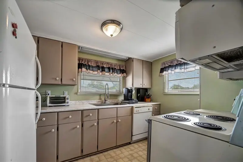 122 E Saint Annes Cir, FL