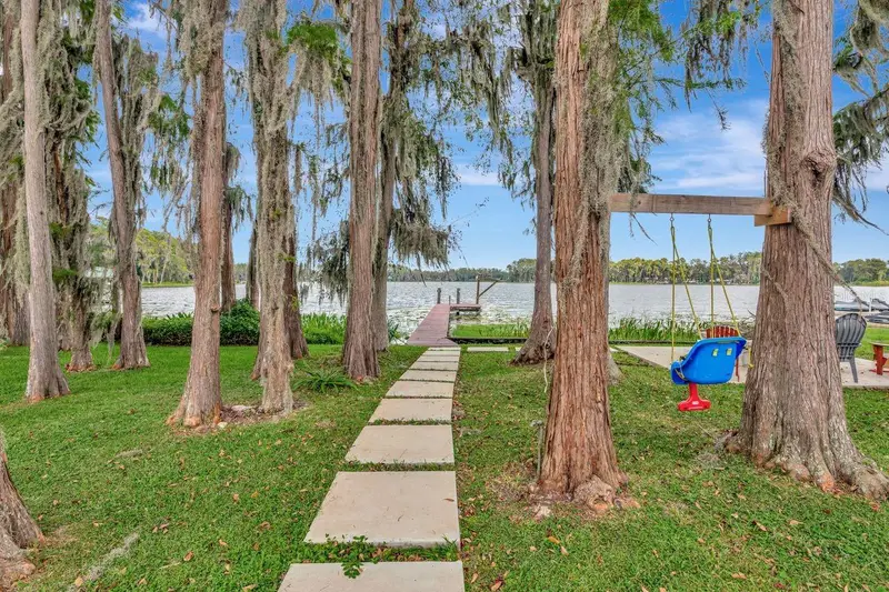 19207 Crooked Ln, FL