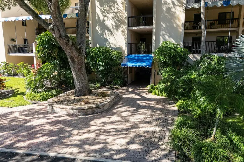 305 Tarpon Pt, FL
