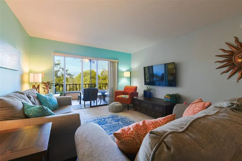 305 Tarpon Pt, FL