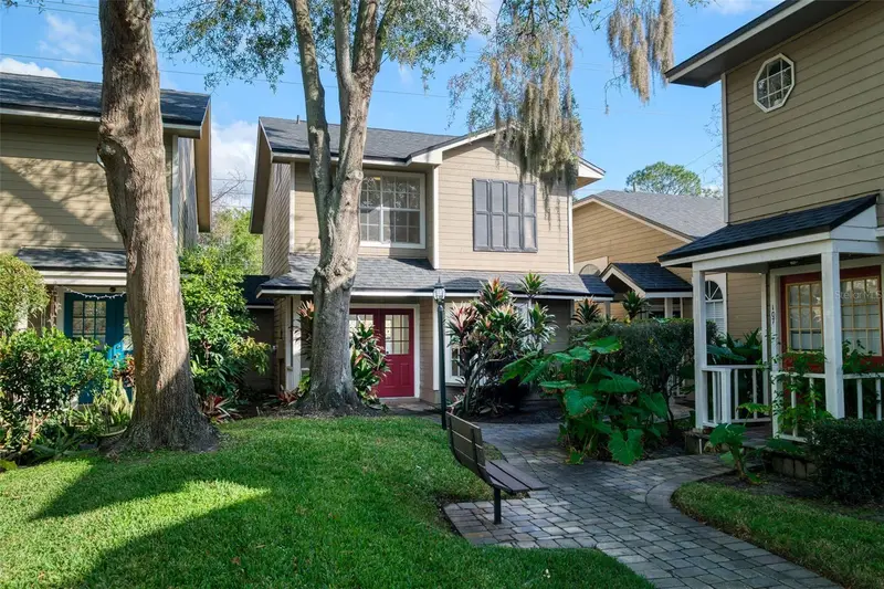 6040 Scotchwood Gln #105, FL