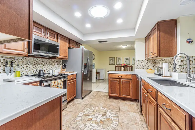 936 Highview Dr, FL