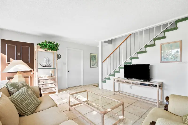 597 Sutton Pl, FL