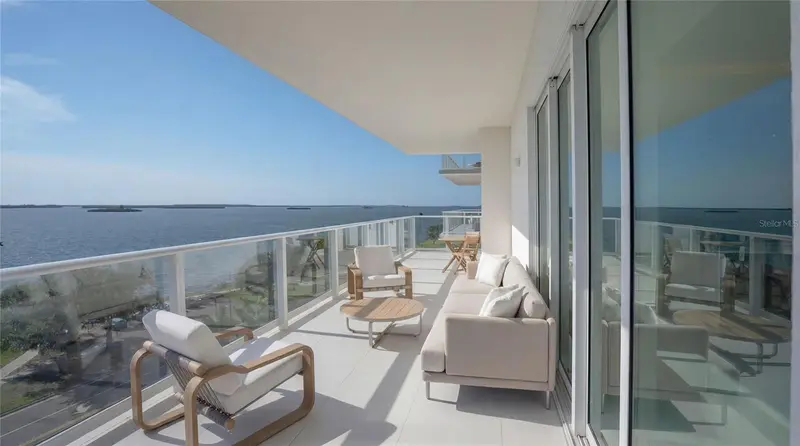 1020 Sunset Point Rd #609, FL