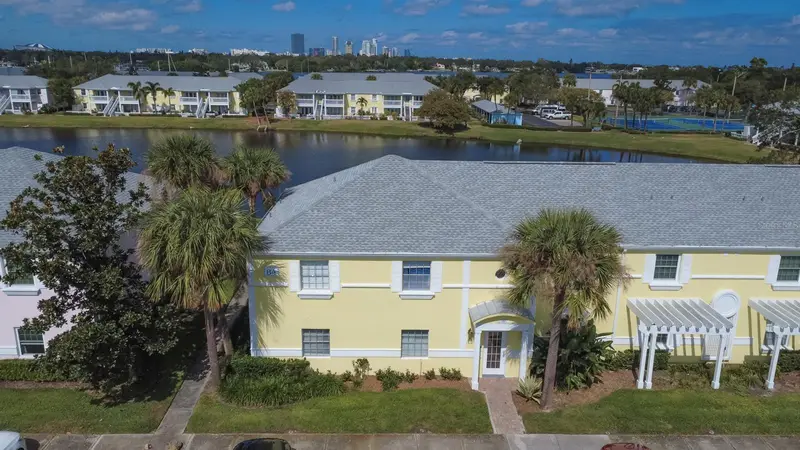 237 Seahorse Dr Se #H, FL