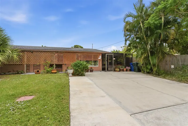 857 Palmetto St, FL