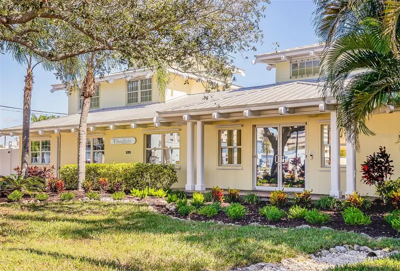 525 8th Street, FL