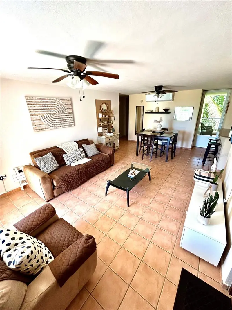 187 Sector El Martillo, Barrio Mediania Alta #F-304, PR