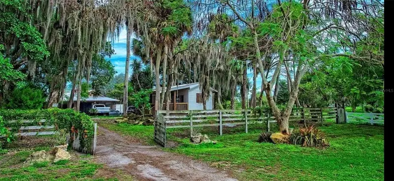 13255 Us Highway 441 Se, FL