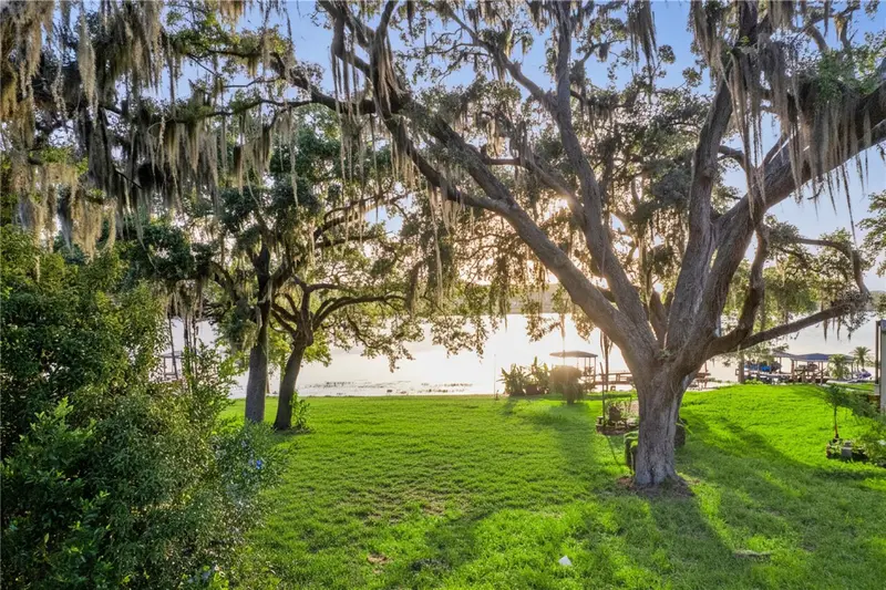 E Crooked Lake Dr, FL