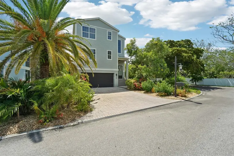 6330 Laguna Dr, FL