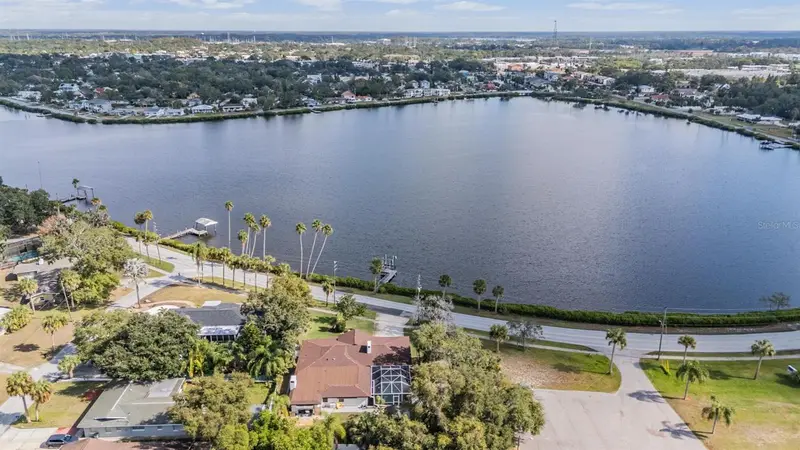 302 Whitcomb Blvd, FL