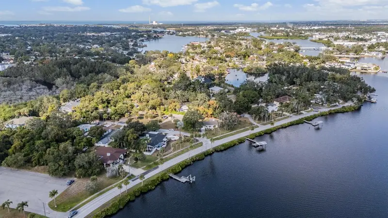 302 Whitcomb Blvd, FL