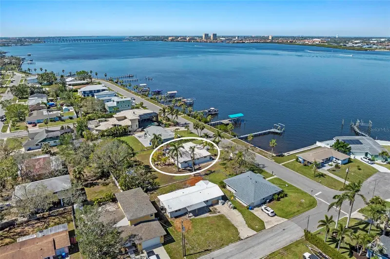 2014 Riverside Dr E, FL