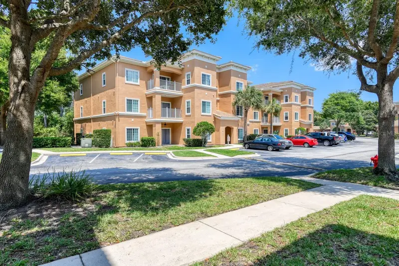605 Fairway Dr #203, FL