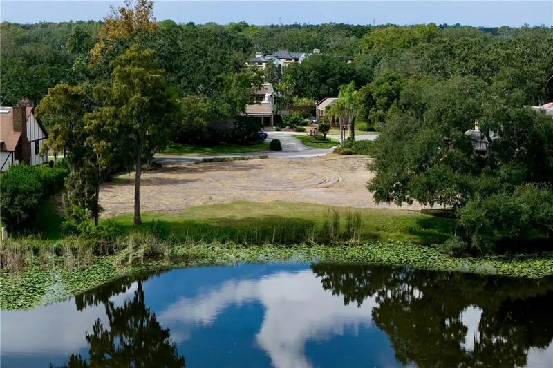 806 Taray De Avila, FL