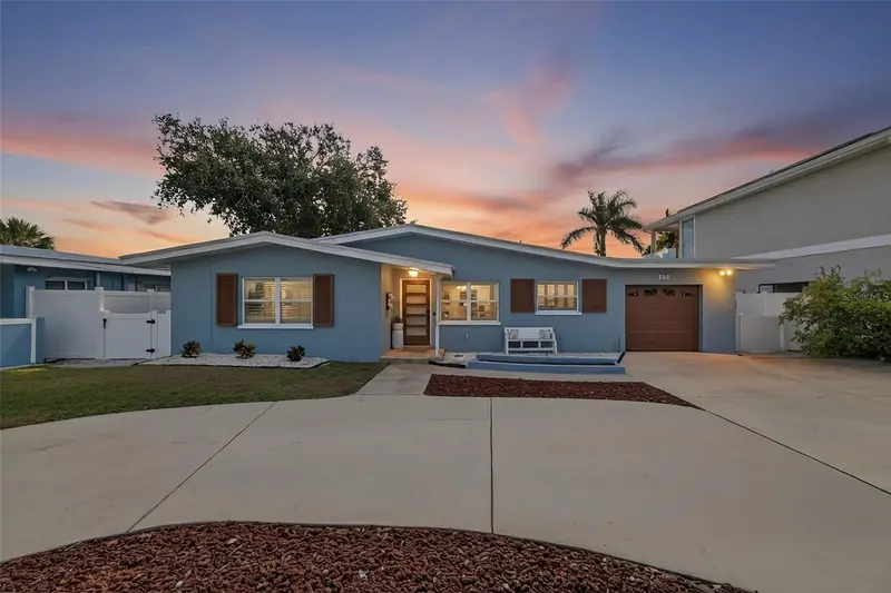 333 La Hacienda Dr, FL