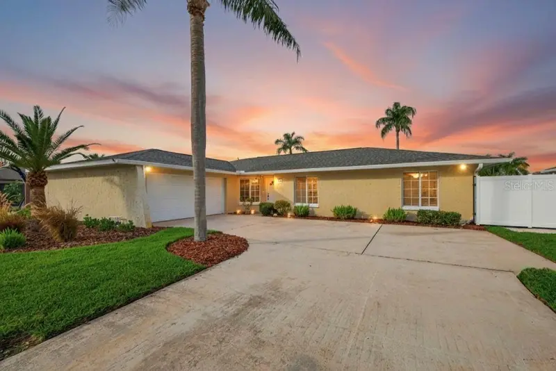 1963 Tanglewood Dr Ne, FL