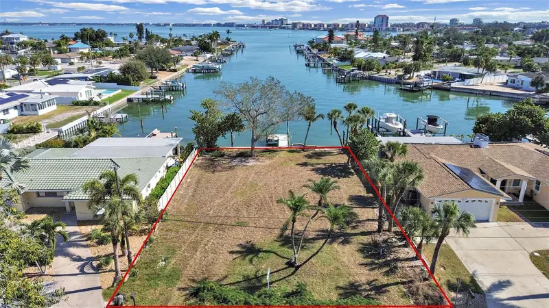 4031 Poinsettia Dr, FL
