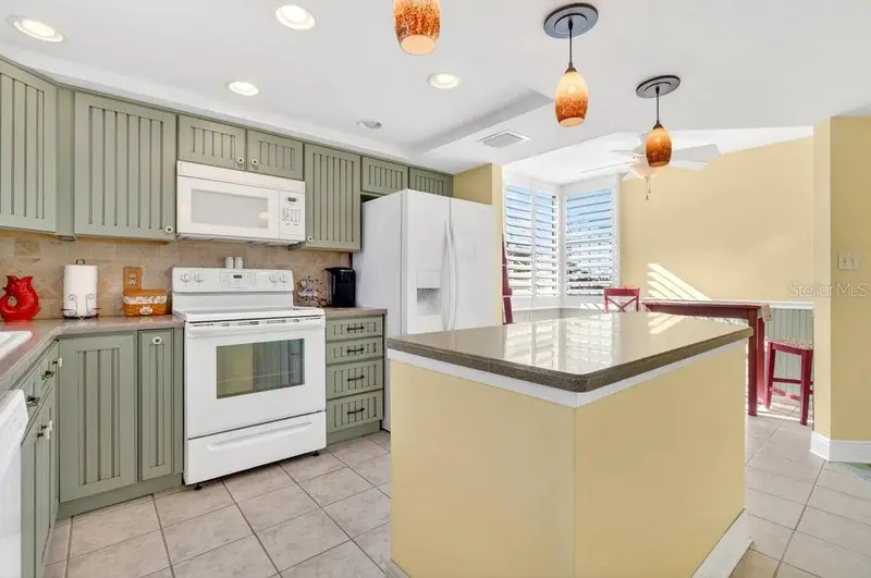 1328 Pasadena Ave S #308, FL