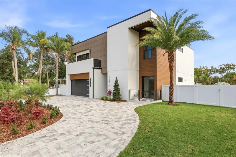 6907 N Boulevard, FL