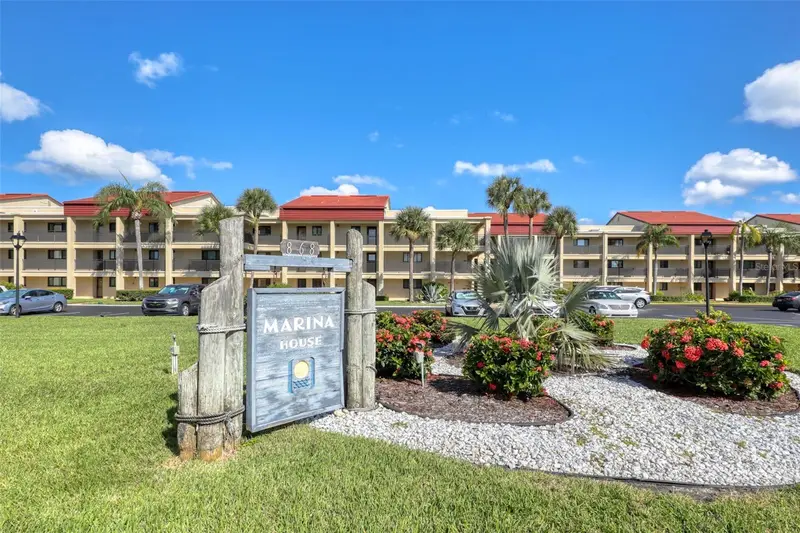 868 Bayway Blvd #108, FL
