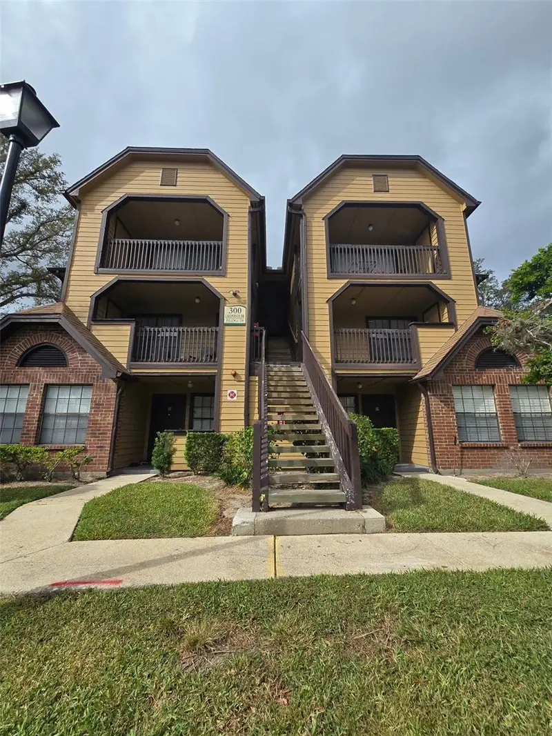 300 Lakepointe Dr #204, FL