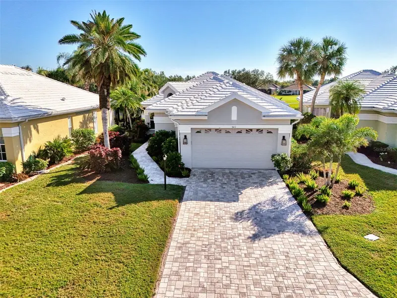 561 Fallbrook Dr, FL