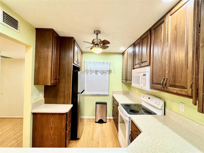 7 Moser Ct N, FL