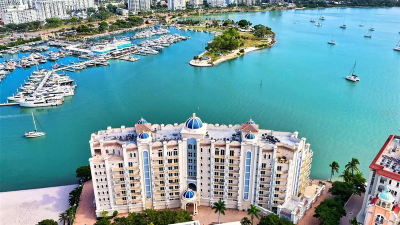 464 Golden Gate Pt #304, FL