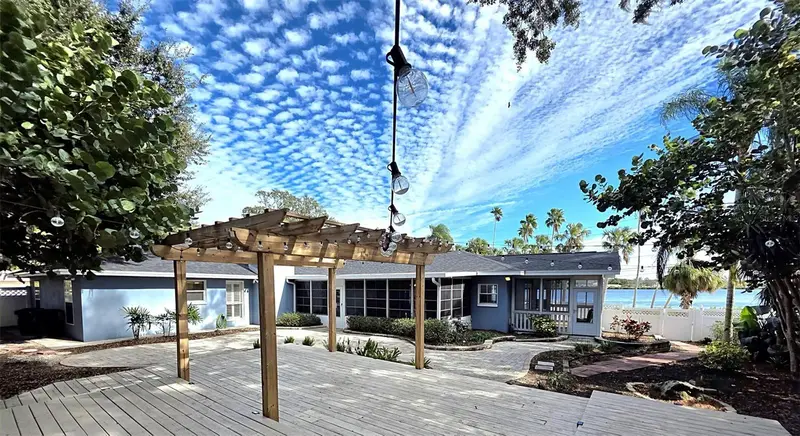 401 Whitcomb Blvd, FL