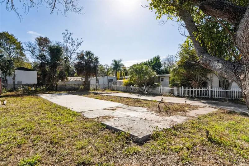 736 Driftwood Ln, FL