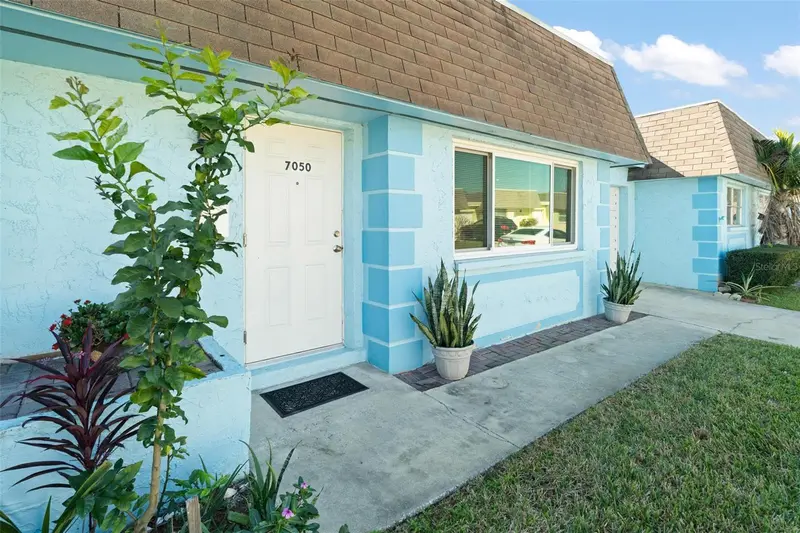 7050 Versailles N, FL