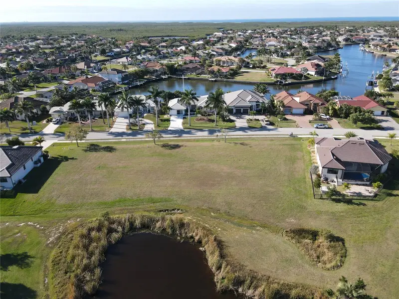 627 Monaco Dr, FL