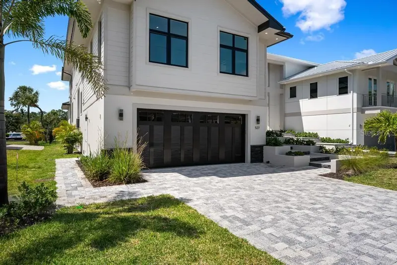 527 Venice Ln, FL