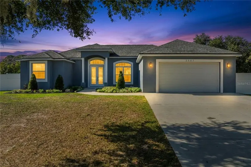 2502 Lake Front Dr, FL