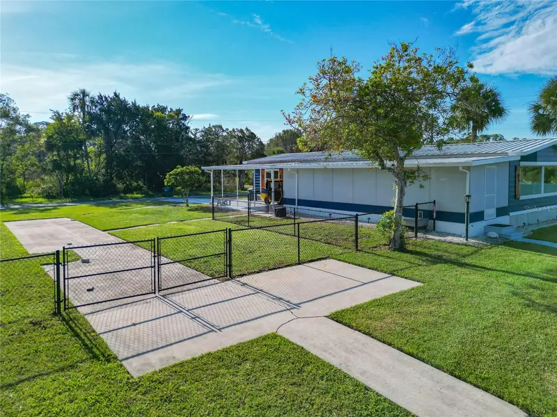 2560 N Comanche Pt, FL