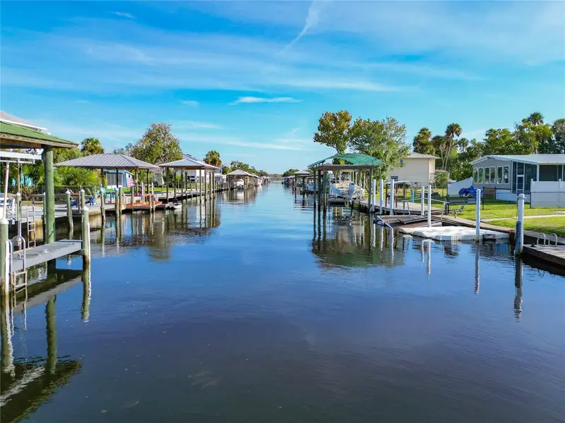2560 N Comanche Pt, FL