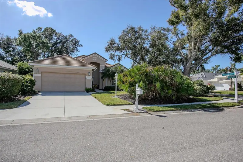 6404 Wentworth Xing, FL